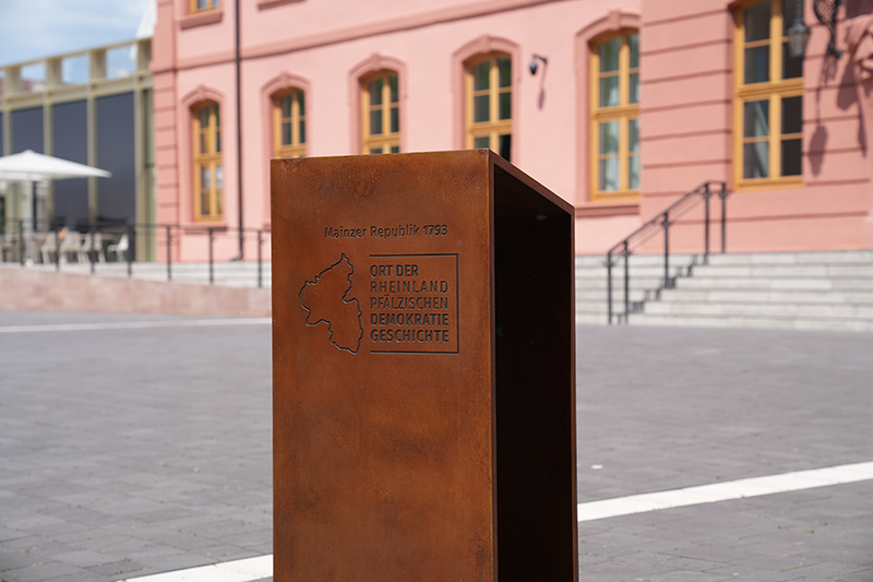 Zu sehen ist das Bronzepult vor dem Deutschhaus.